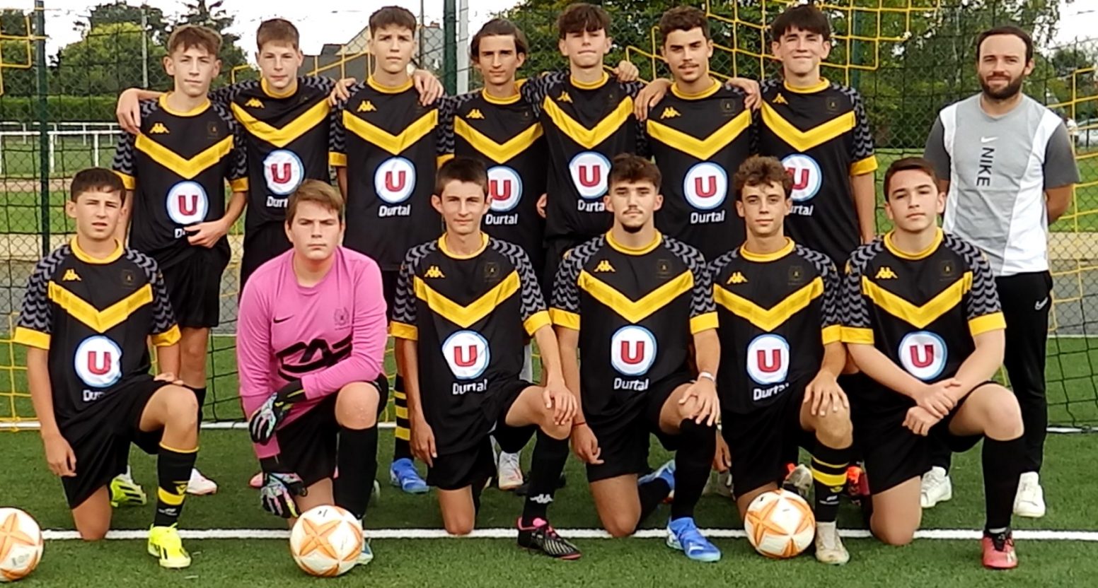 Photo d’équipe des U17 des Aiglons Durtalois